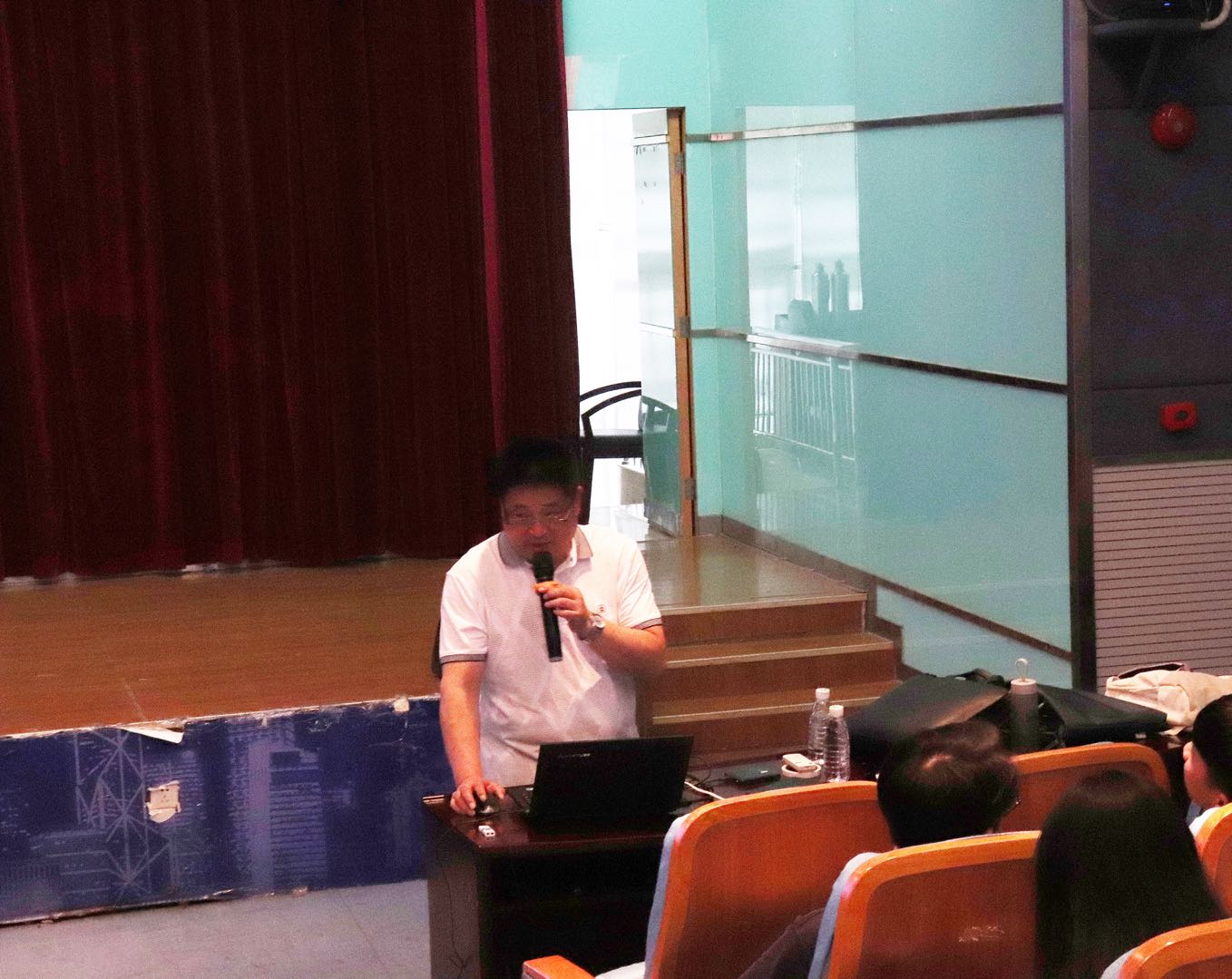 冯正瑶为学生讲授党课