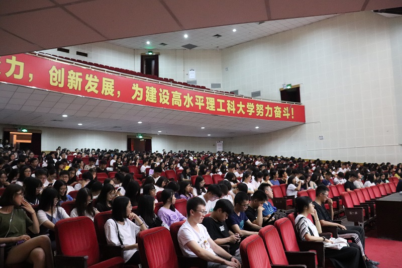 认真聆听党课的18级新生