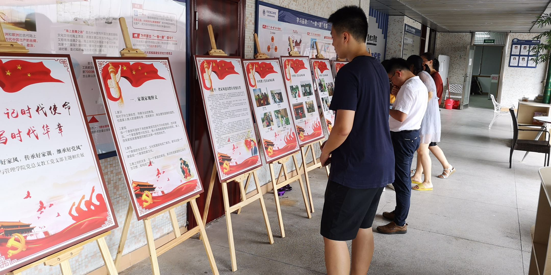 宋体六号，居中