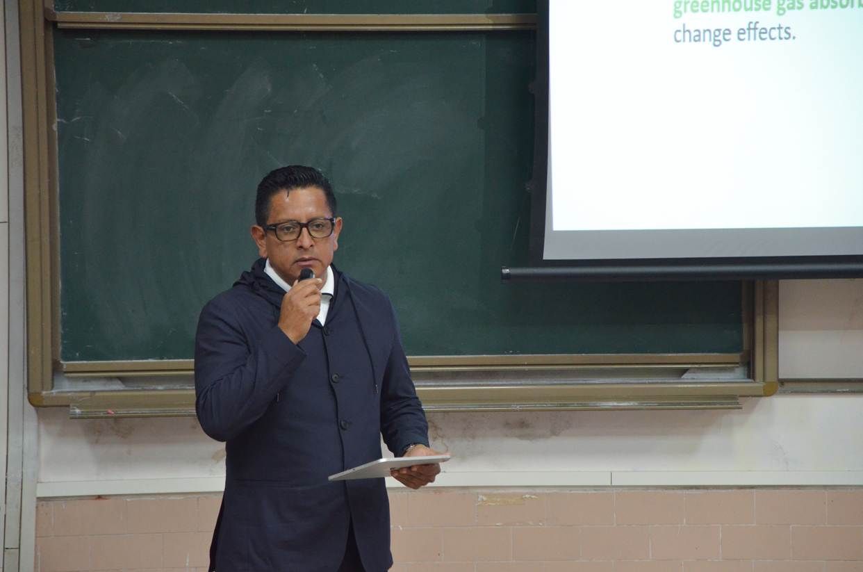 讲座2：亚马逊碳公司的介绍 特写 卢子淇摄