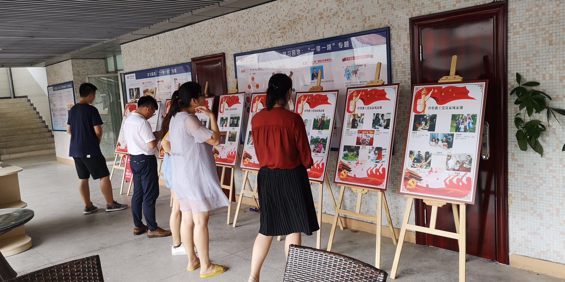 宋体六号，居中