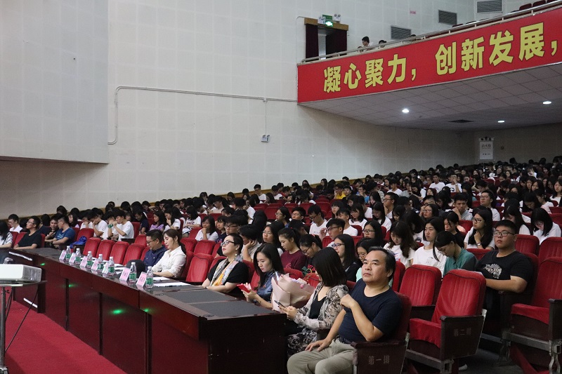 18级新生认真聆听书记讲党课